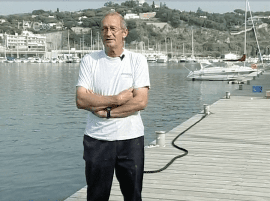 Persona cerca del mar donde lo están entrevistando