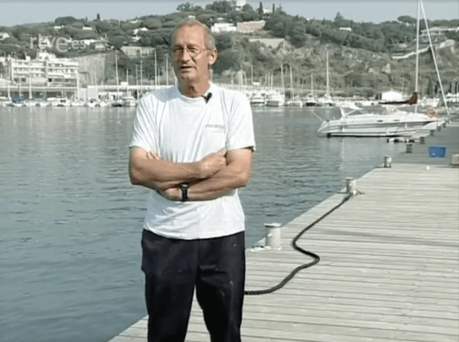Persona cerca del mar donde lo están entrevistando